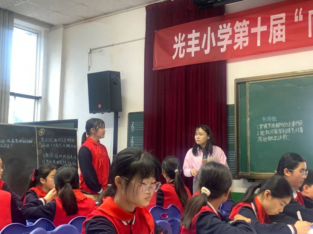 胡老师执教的内容是部编版语文六年级下册《鲁滨逊漂流记(节选)》,本