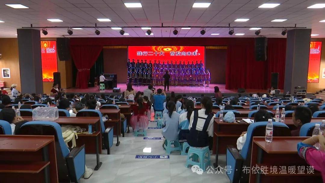 比赛现场,来自望谟县各中学的参赛队伍齐聚一堂,他们身着整齐的服装
