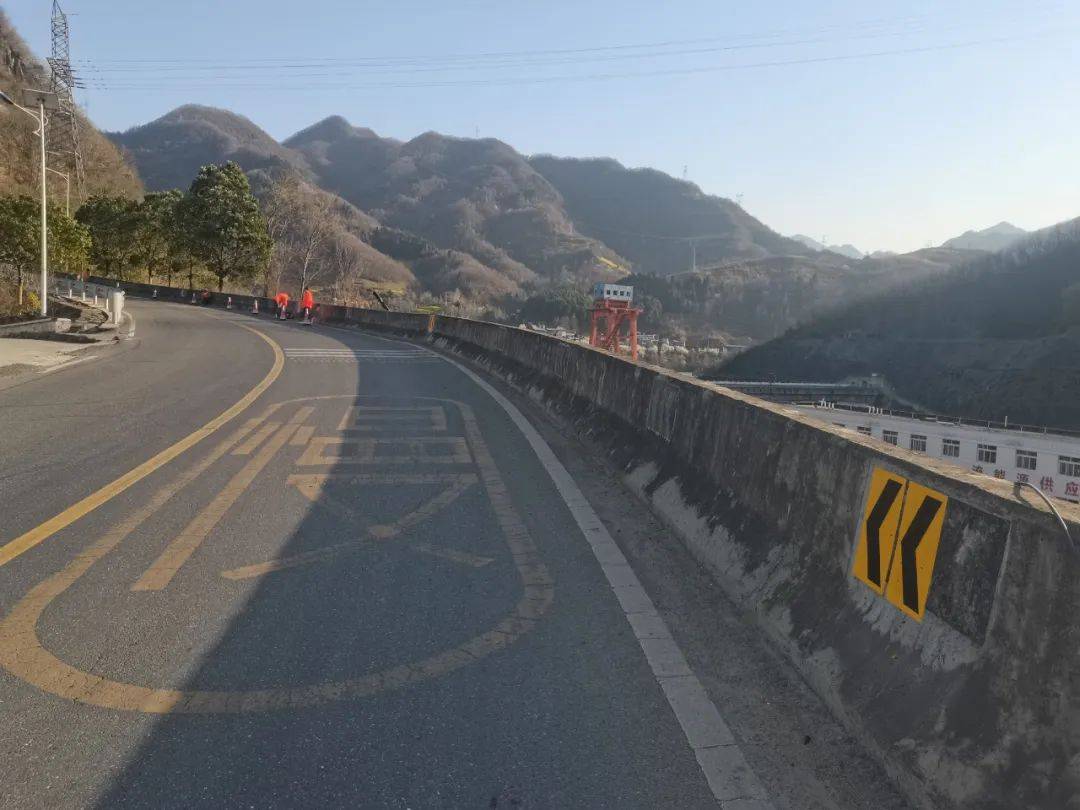 精细养护筑坦途真抓实干谱新篇碧口公路段掀起春季公路病害处治热潮