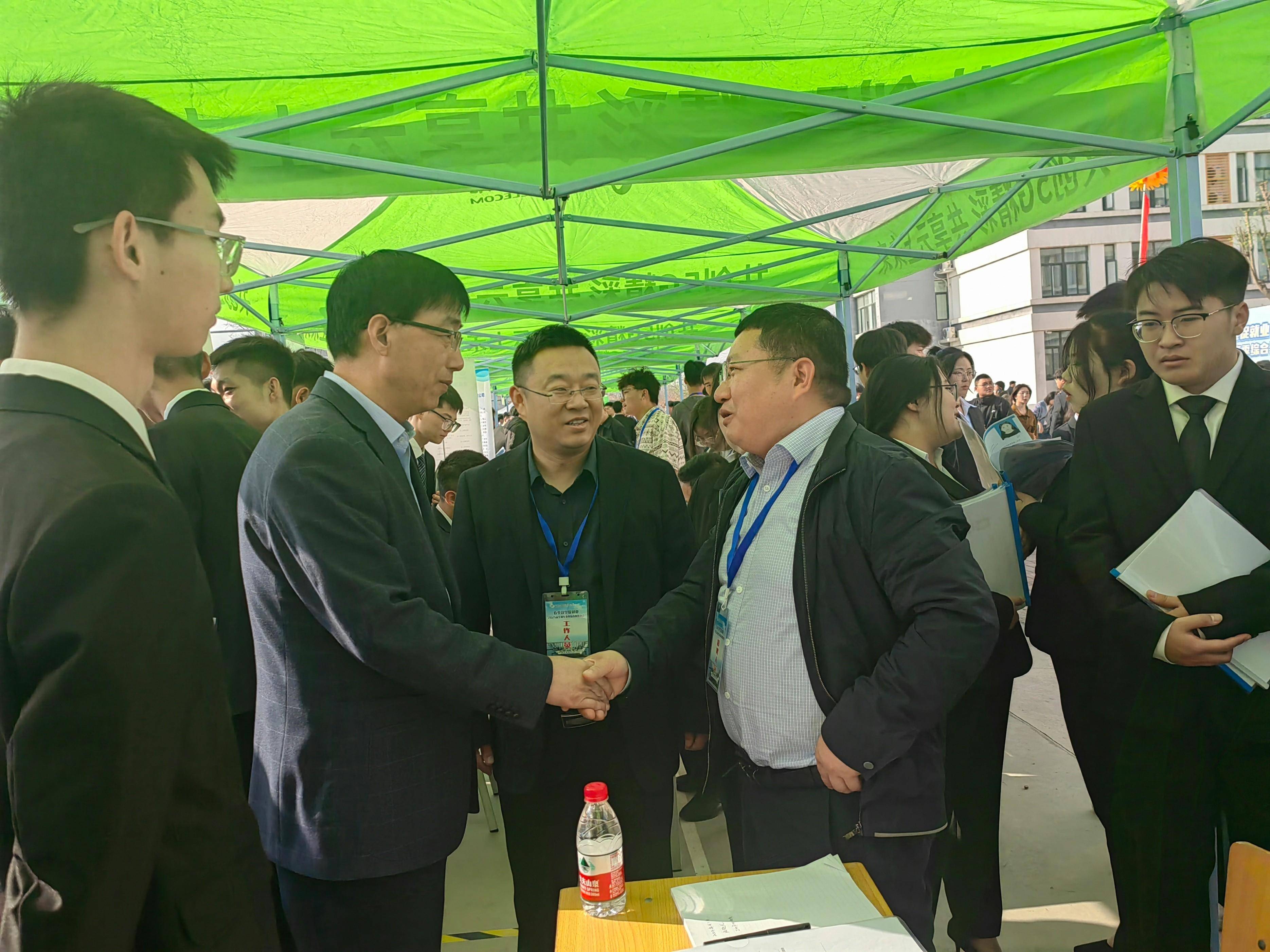 春风送暖职等你来陕铁职院成功举办2025届毕业生春季综合双选会