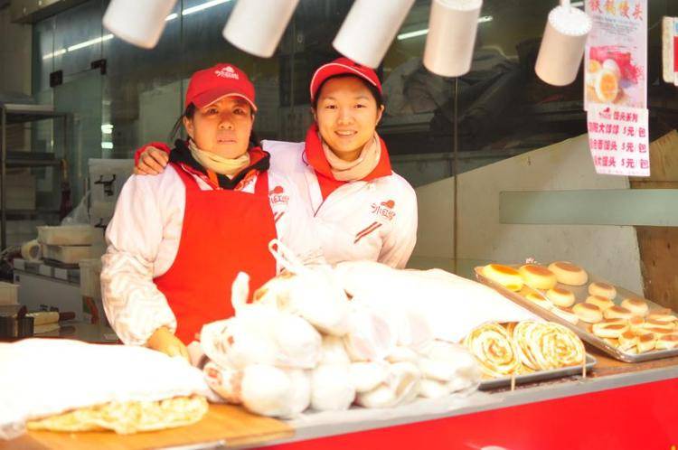 硕士情侣辞职后夜市摆摊用搞科研的精神做手抓饼