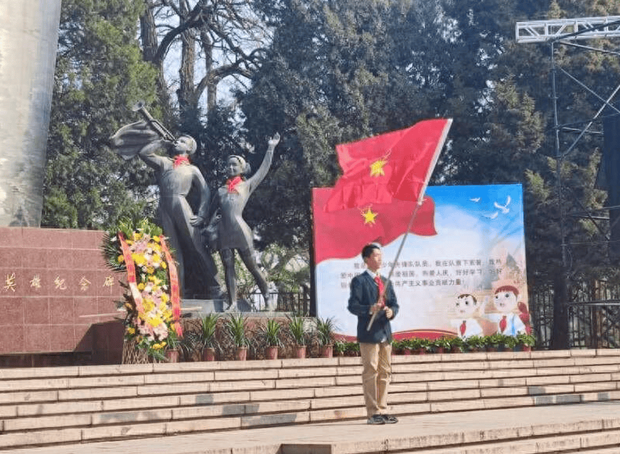 在中国少年英雄纪念碑前站好首都少年先锋岗