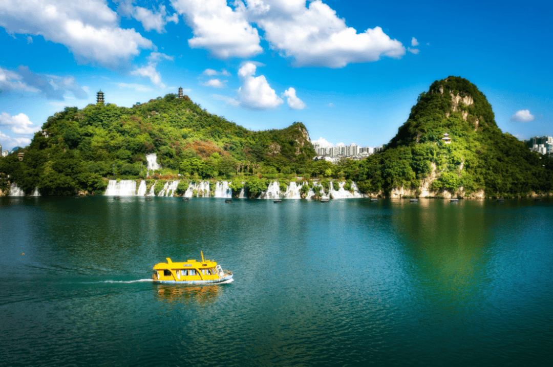 耸立在柳江河东岸的蟠龙山,好比一条蜿蜒的长龙盘踞在柳江边.