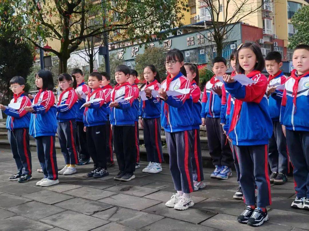 随后,四(1)中队辅导员刘晓琴老师为队员们讲述了周念民革命烈士的英雄