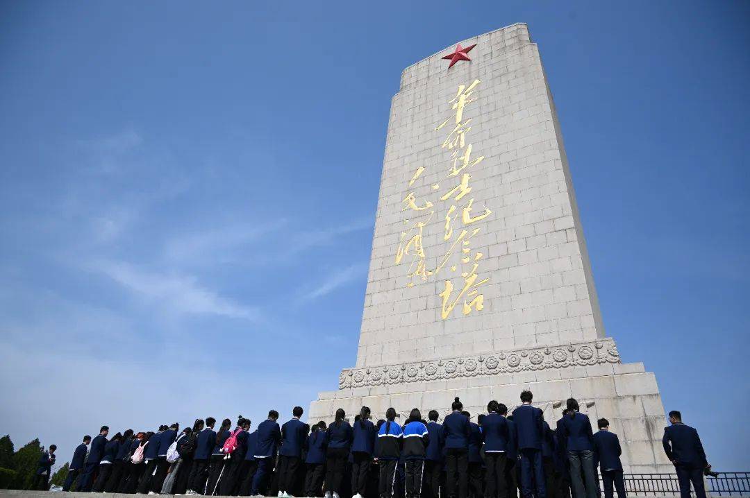 济南英雄山纪念碑图片图片