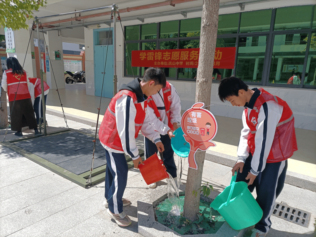 中学团总支组织团员,少先队员联合开展"学雷锋志愿集市"活动,并在城西