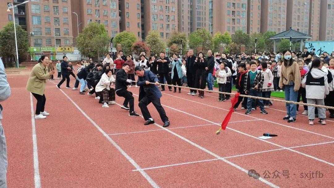 启思创行逐梦向阳泗城镇中心学校清水湾校区开展教职工拔河比赛