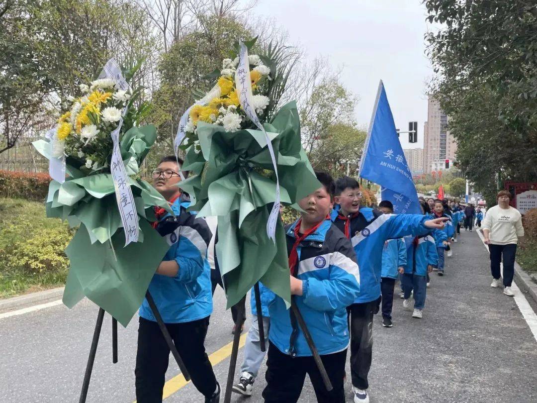 在庄严肃穆的革命烈士纪念碑前,全椒县第六中学团委的少先队员们向