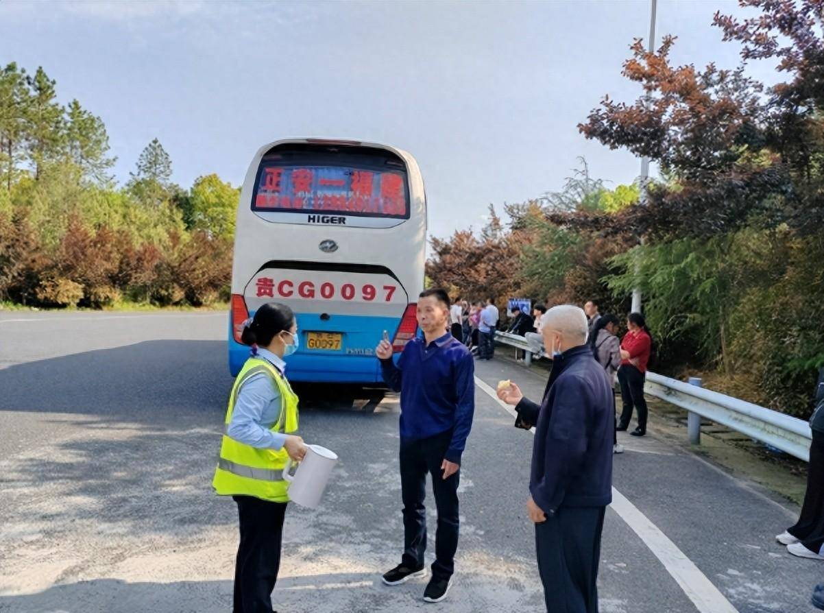 返乡孕妇高速路上产子吉安敖城收费站工作人员接力救助