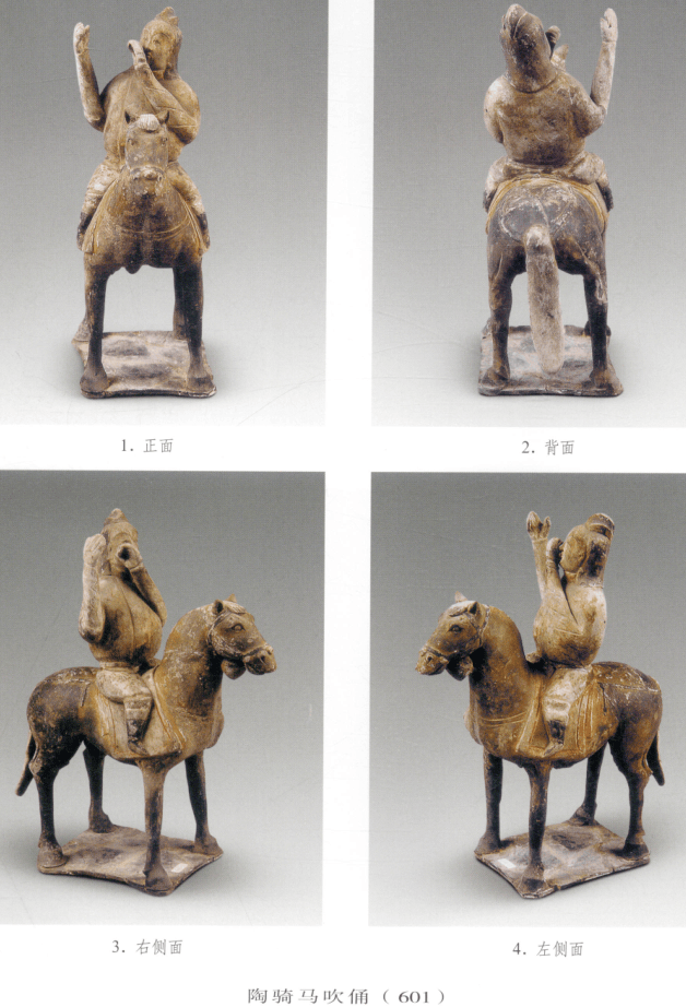 头戴三棱形垂裙长帽,白色广额丰颐长圆形脸,浓眉大眼,高鼻,闭嘴.