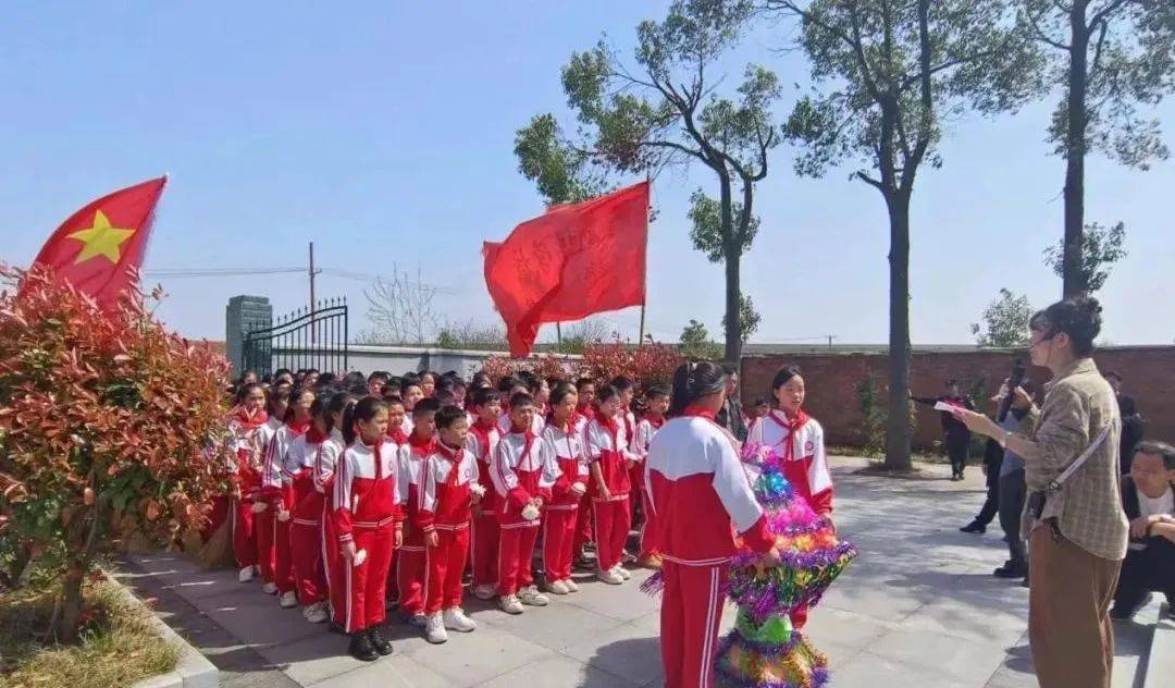 传承爱国志湖北各地中小学积极开展清明祭英烈活动