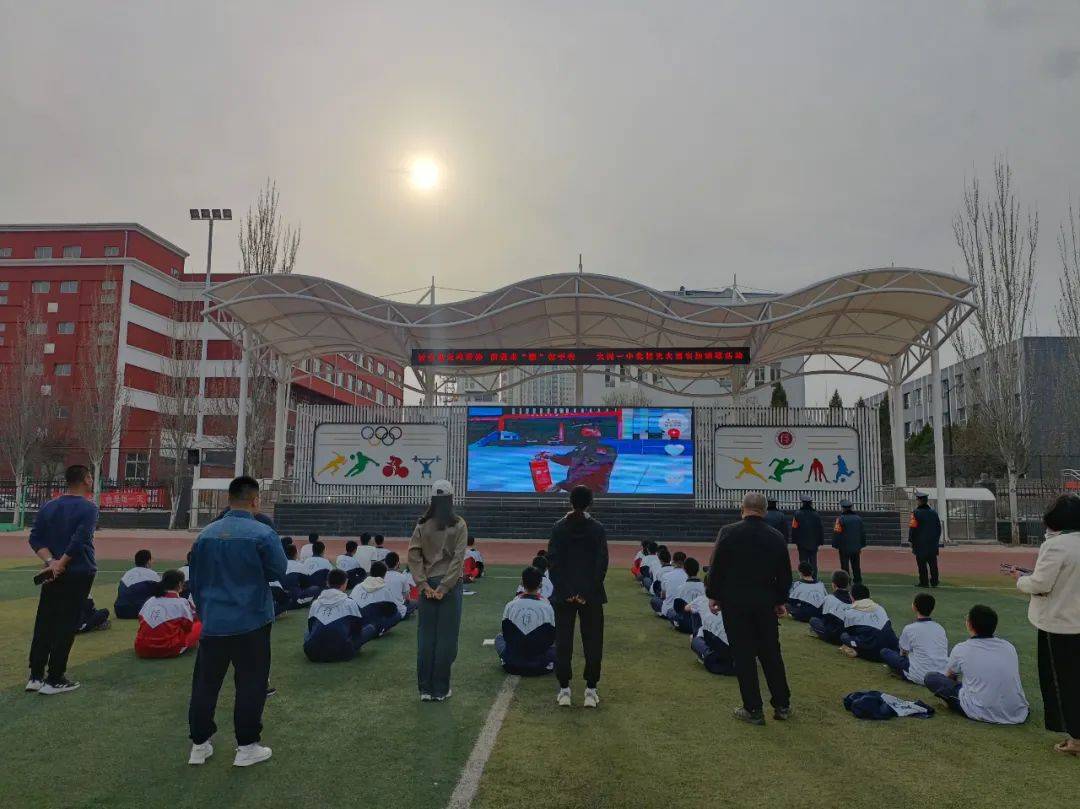 居安思危鸣警钟防范未燃保平安大同一中北校开展灭火器实操演练活动