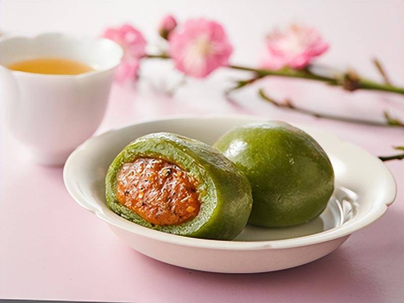 芥末鱼松味青团腌笃鲜味青团笋干菜味青团清明时节雨纷纷,一颗青团寄