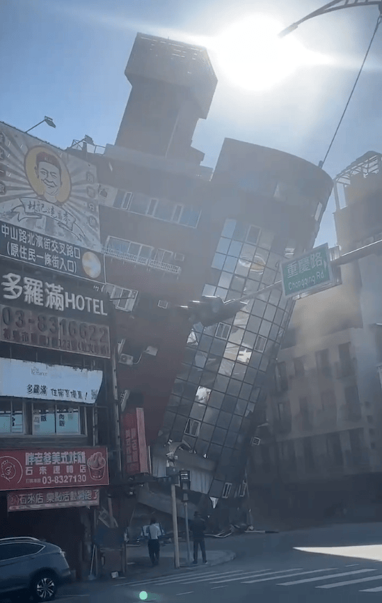 据台媒报道,花莲市区一栋大楼在地震中倾斜.