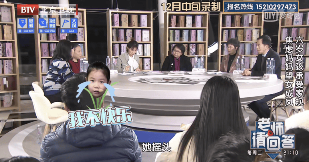 没有朋友,很难融入到同学中;她行为强迫,摆画笔时,必须顺序一致才罢休