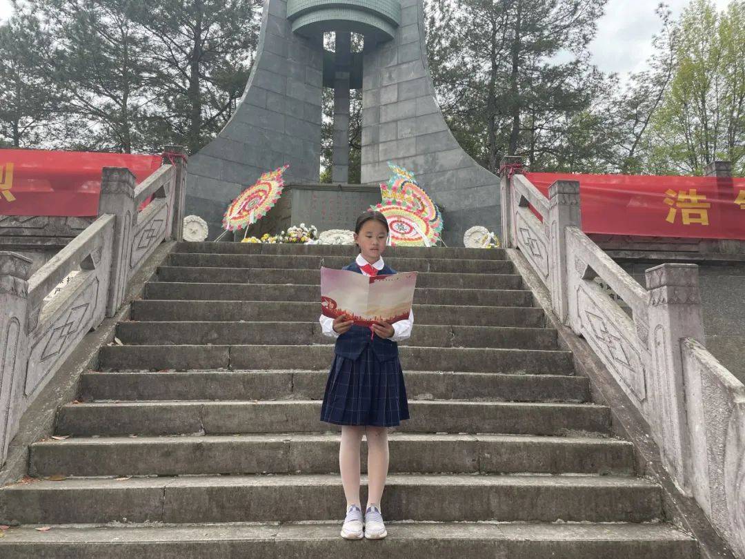 安文小学又至清明,松柏凝香,长青万世.