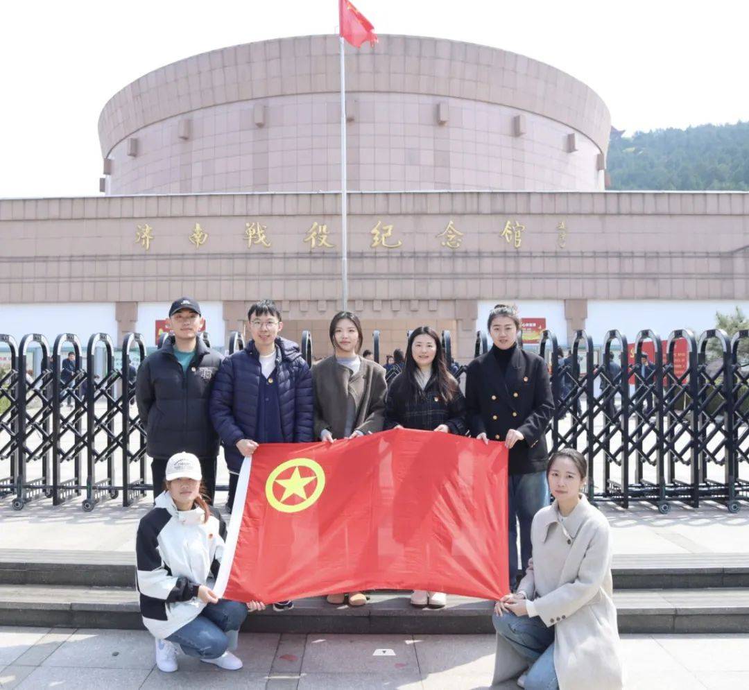 济南市卫健委团委3月31日上午,平阴县实验高级中学在县烈士纪念园开展