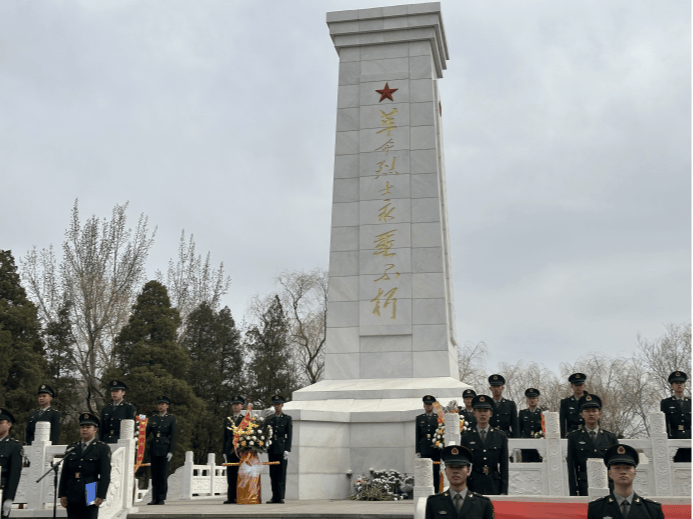 缅怀革命先烈"清明祭英烈活动在市人民公园革命烈士纪念碑前举行