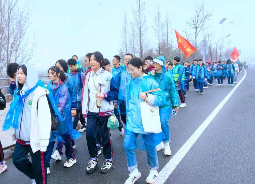 65公里远足丨青岛昌乐二中高级中学学子用脚步丈量青春