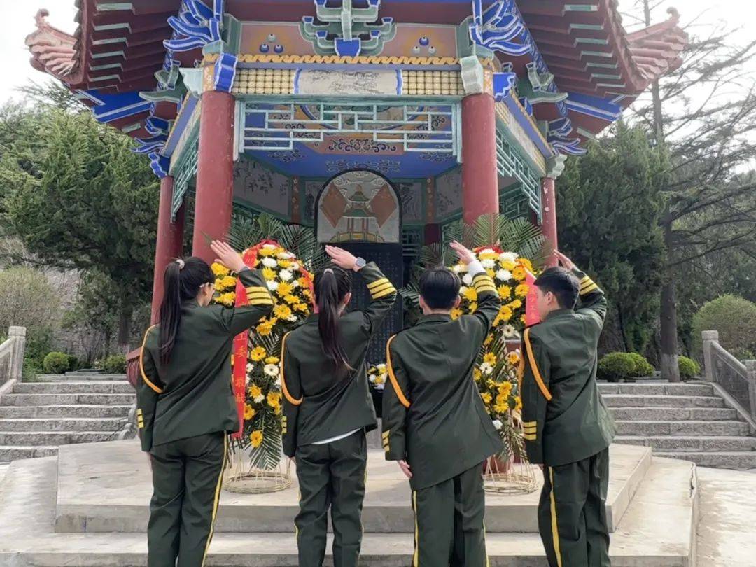 延安市少先队员在"四八"陵园为革命烈士献词,瞻仰烈士纪念碑并为烈士