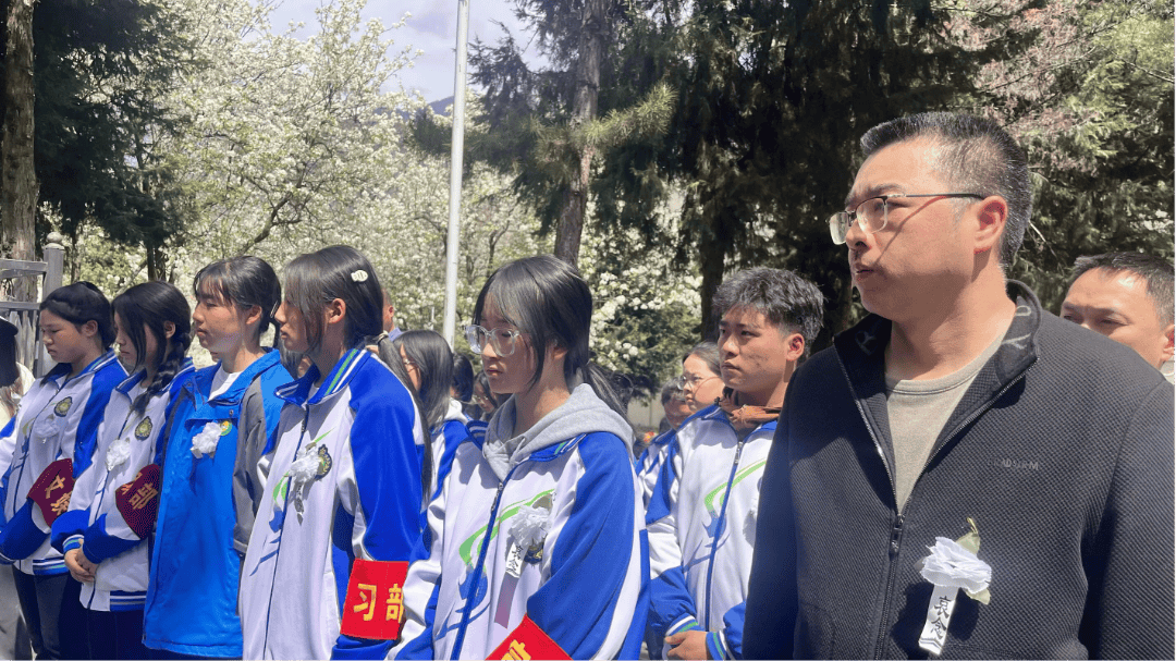 九寨沟县中学以清明节为契机,组织学生开展以"忠魂永存,缅怀先烈,致敬