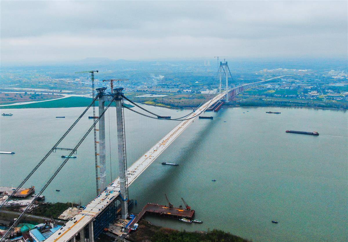1560米一跨过江南京龙潭长江大桥主桥合龙