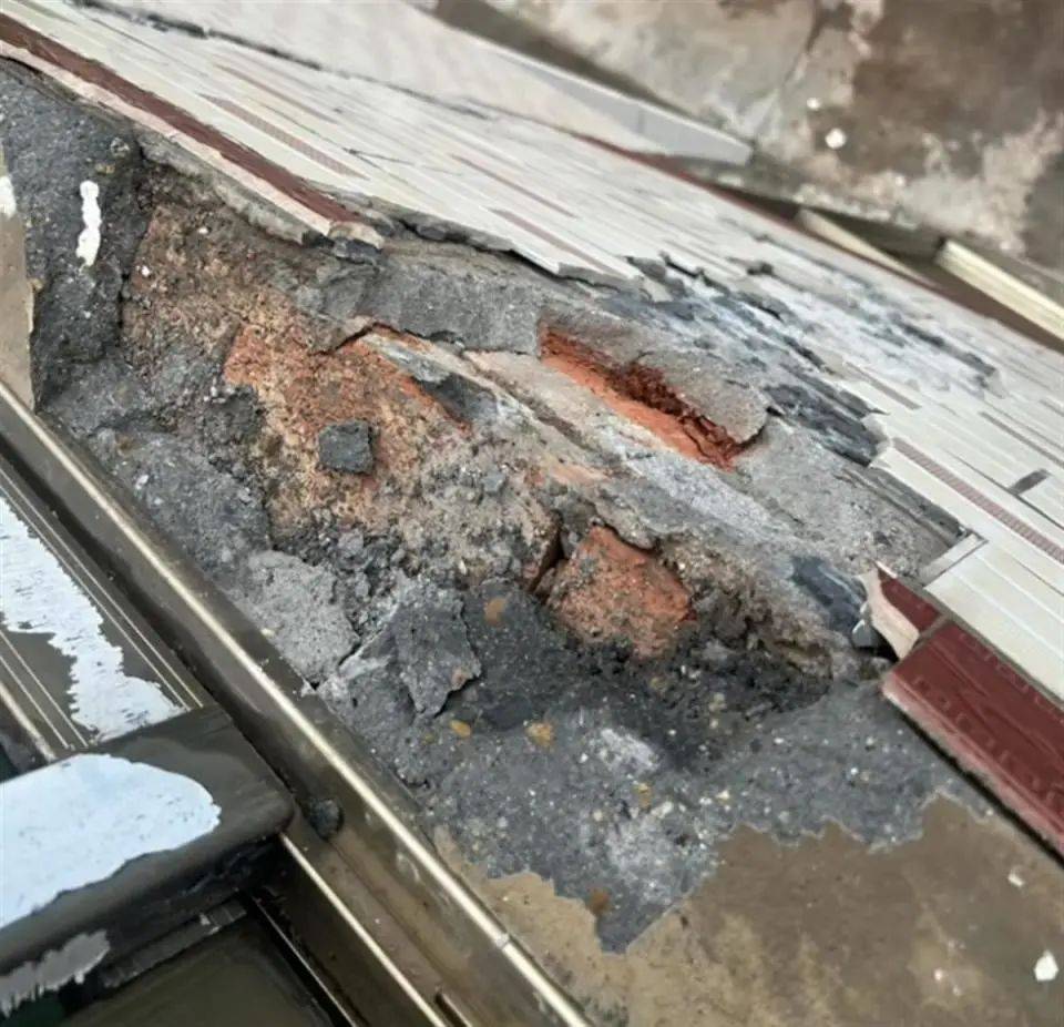 衡阳一居民房屋被雷电击中墙体破碎砸坏车辆天窗墙壁被烧黑邻居看到一