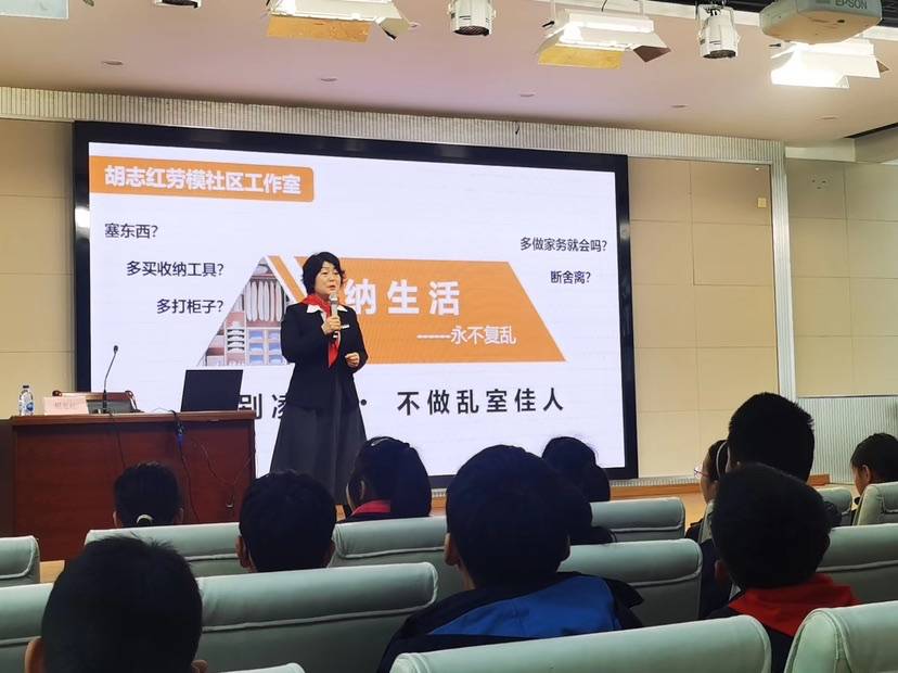 4月的第一天,徐汇区启新小学的校园里迎来了一位特别的老师——劳模