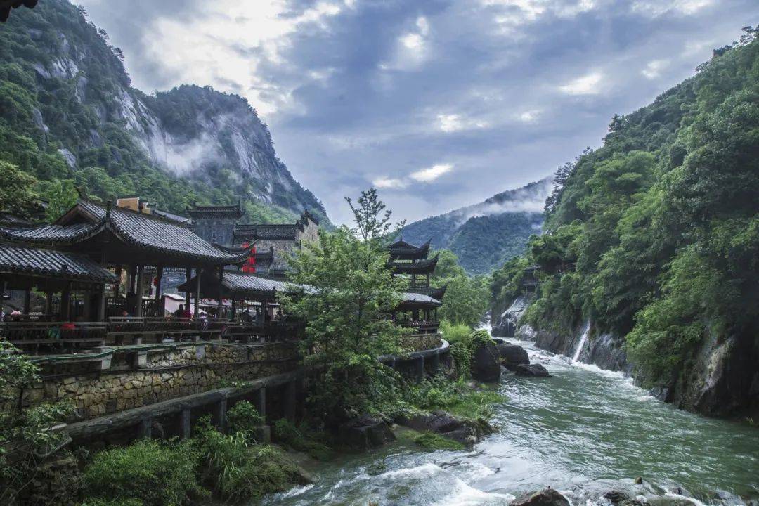 雕花斗拱的古老宅邸,巷街纵横望仙谷日景扫码了解