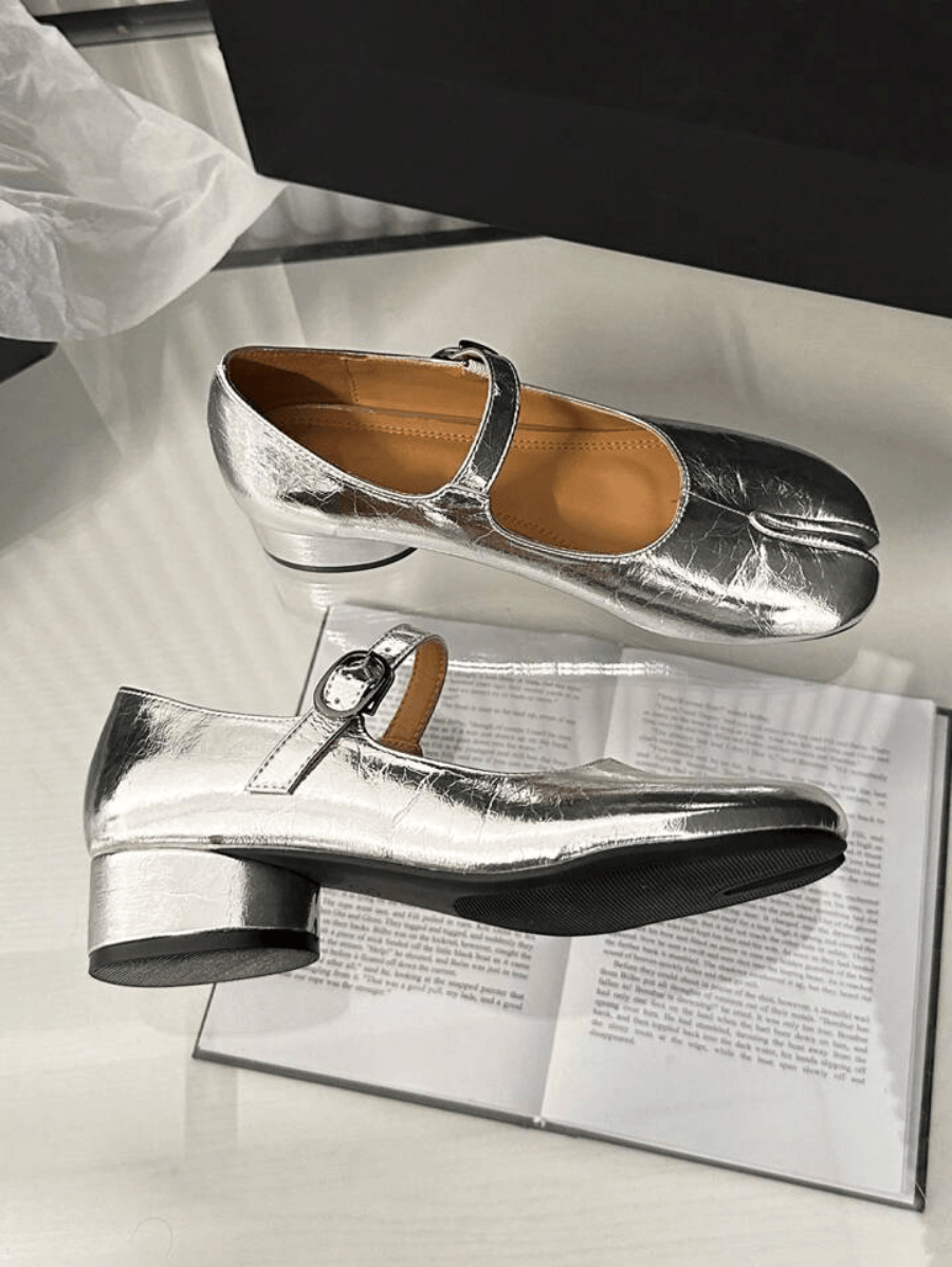 银色鞋子|春日里的在逃公主 要脚踏月光啊_ins_造型_显得