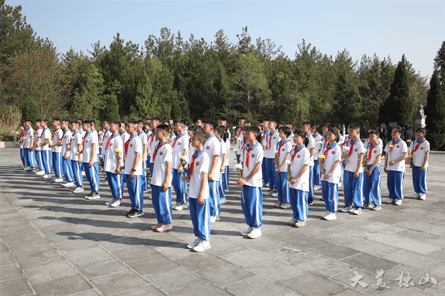 网络中国节清明独山第三中学组织师生到烈士陵园开展清明节祭扫