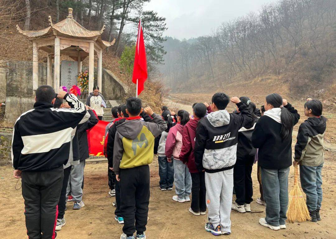 阜平县各学校少先队组织开展清明祭英烈活动