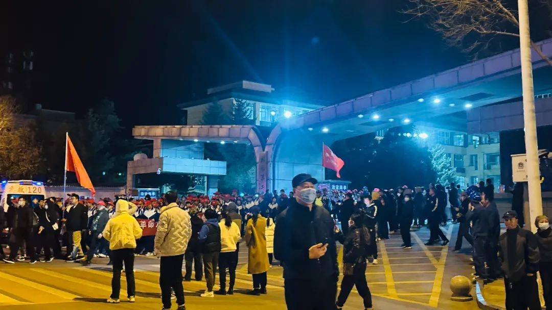 凌晨4点半宁夏固原2000余师生徒步百里祭英烈这堂行走