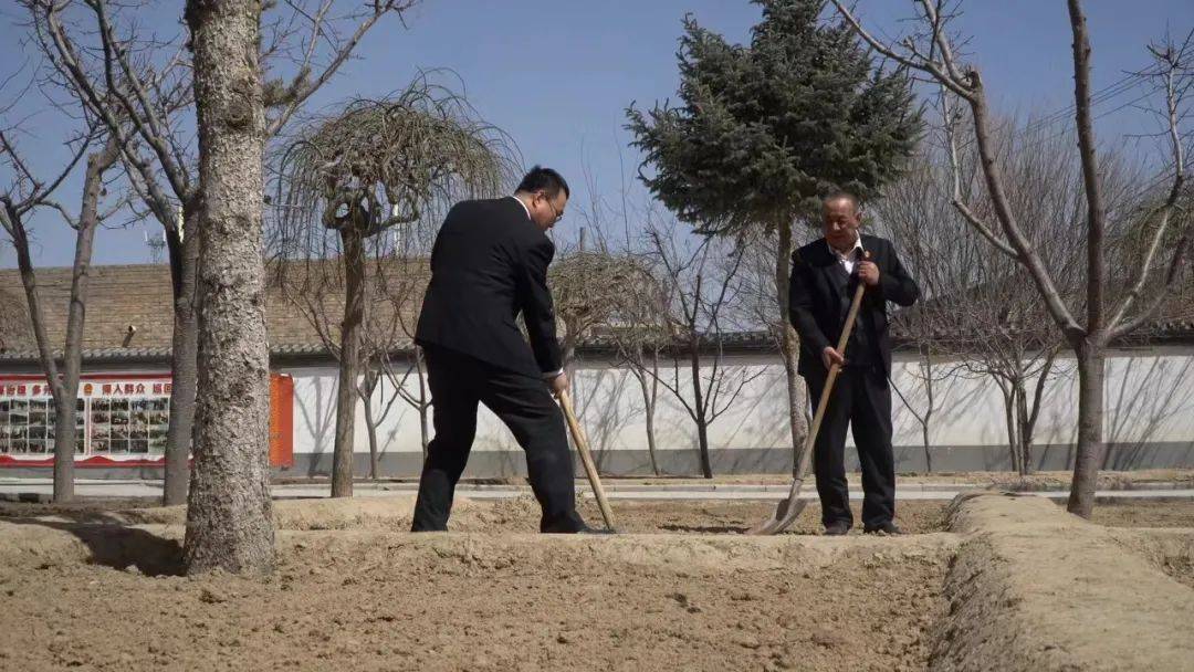 王秉祥说,菜园子种好了,法庭几个人一个夏天就有菜吃,可以为大家省下