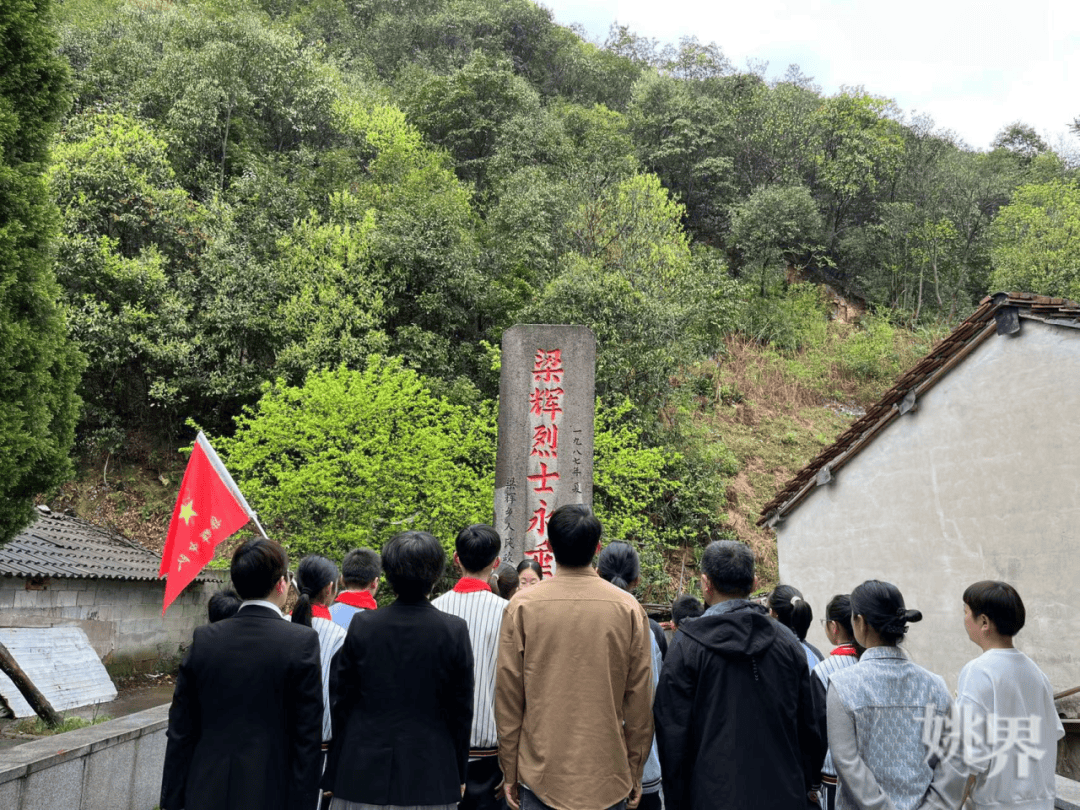 文明校园梁辉小学红领巾宣讲团童声传颂红色故事