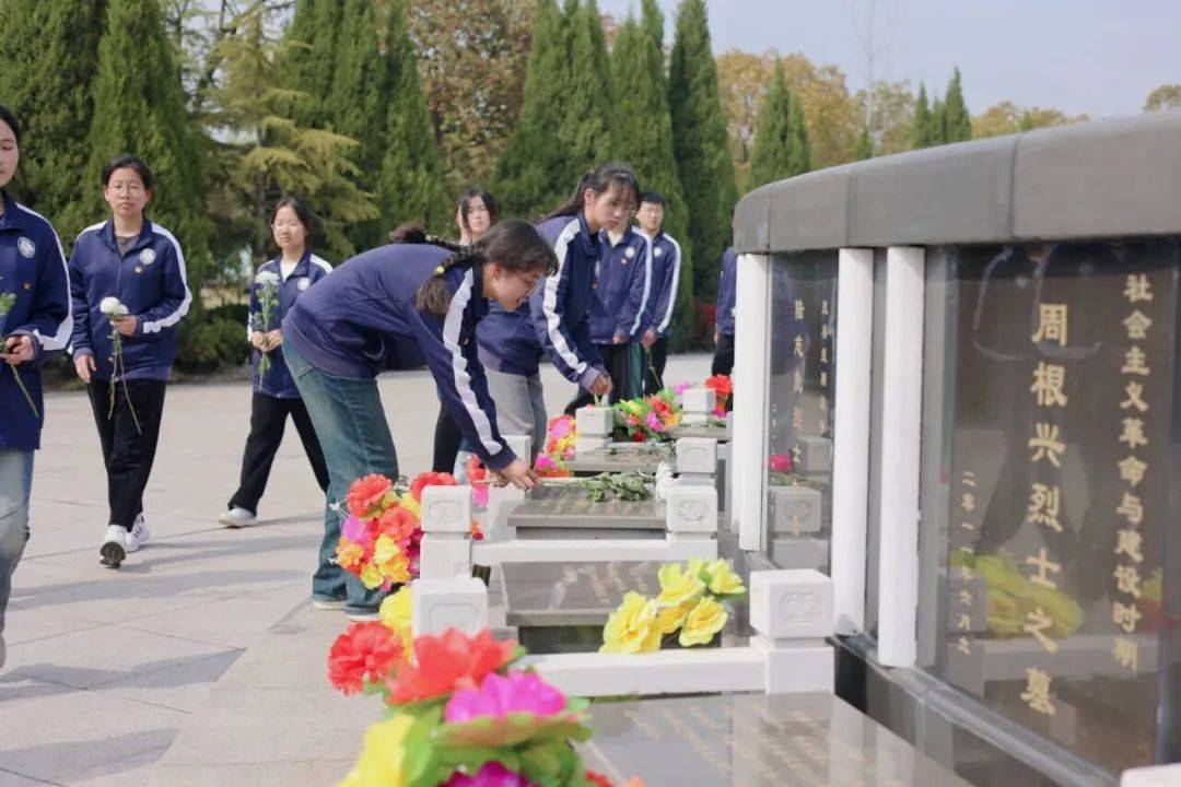 太仓市良辅中学太仓市陆渡中学朵朵菊花献英烈,绵绵哀思祭忠魂.