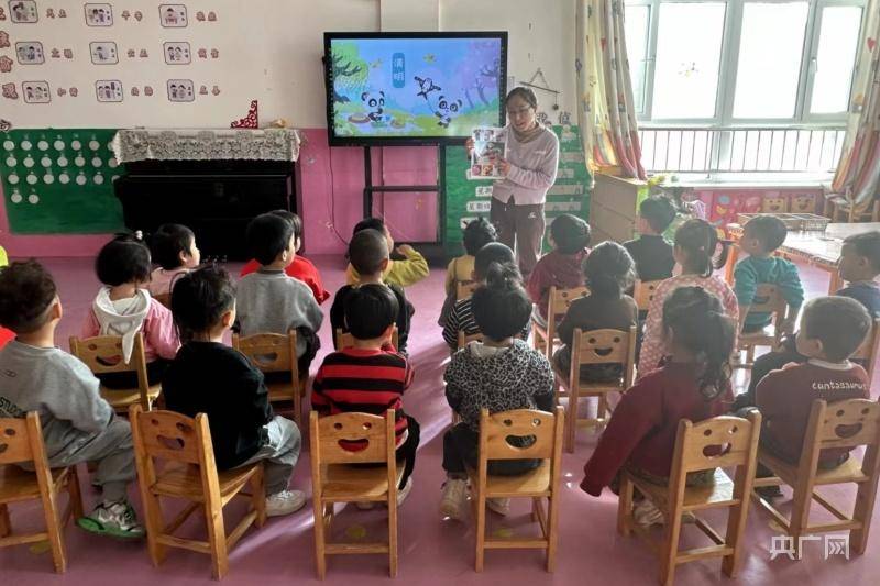 新疆和田市教育系统在和田喀拉喀什河渠首爱国主义教育基地——王蔚