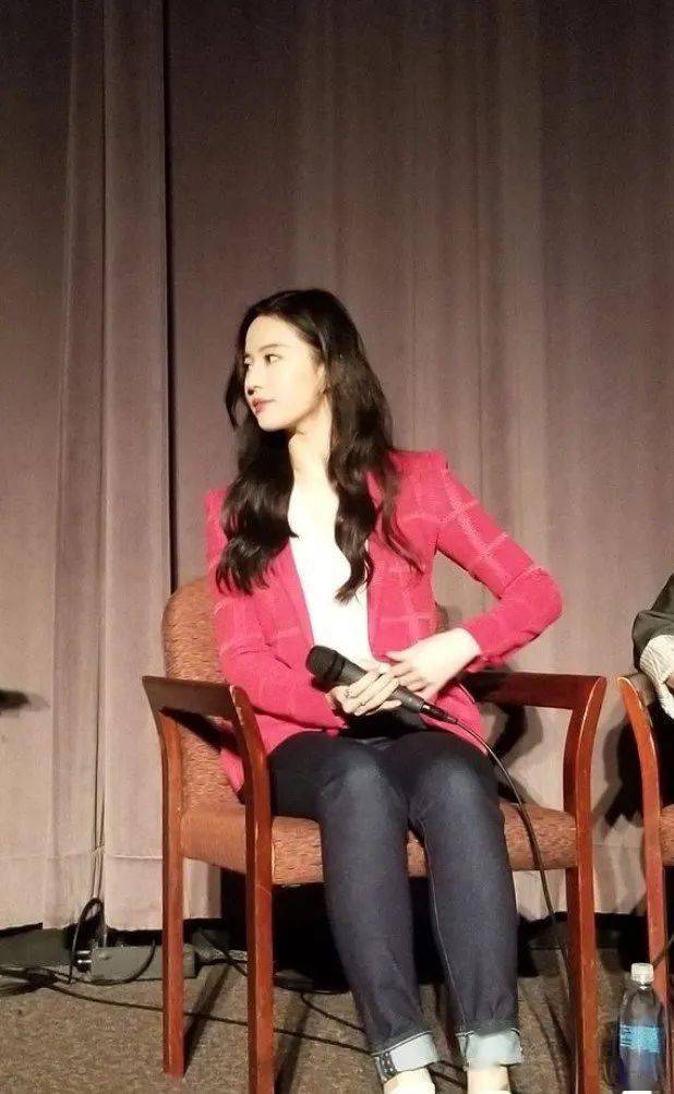 刘亦菲则选择了蓝色印花针织衫内搭白色抹胸,配上牛仔裤和运动鞋,展现