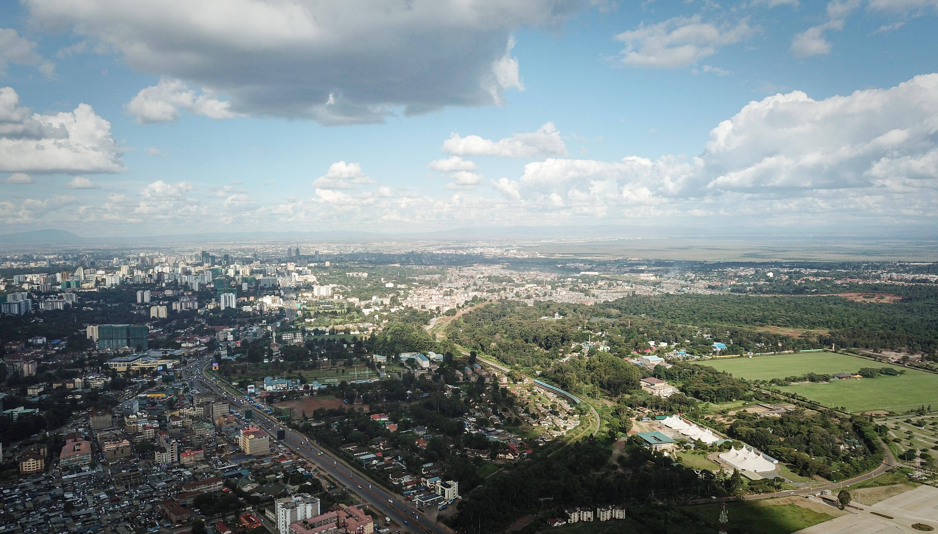 这是4月3日在肯尼亚首都内罗毕拍摄的城市日落时段风景(无人机照片).