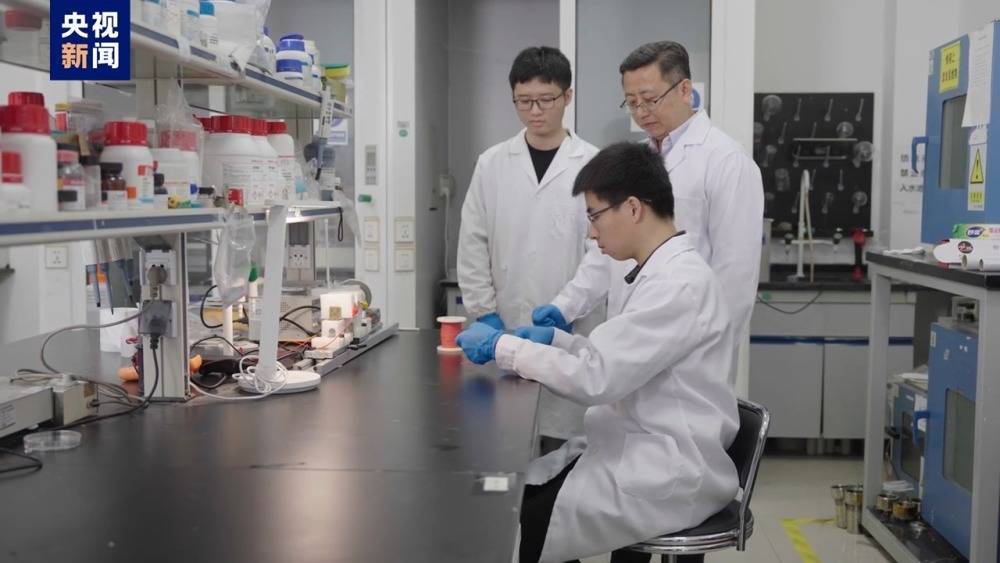 不插电的发光发电纤维我国科学家团队在智能纤维领域取得突破