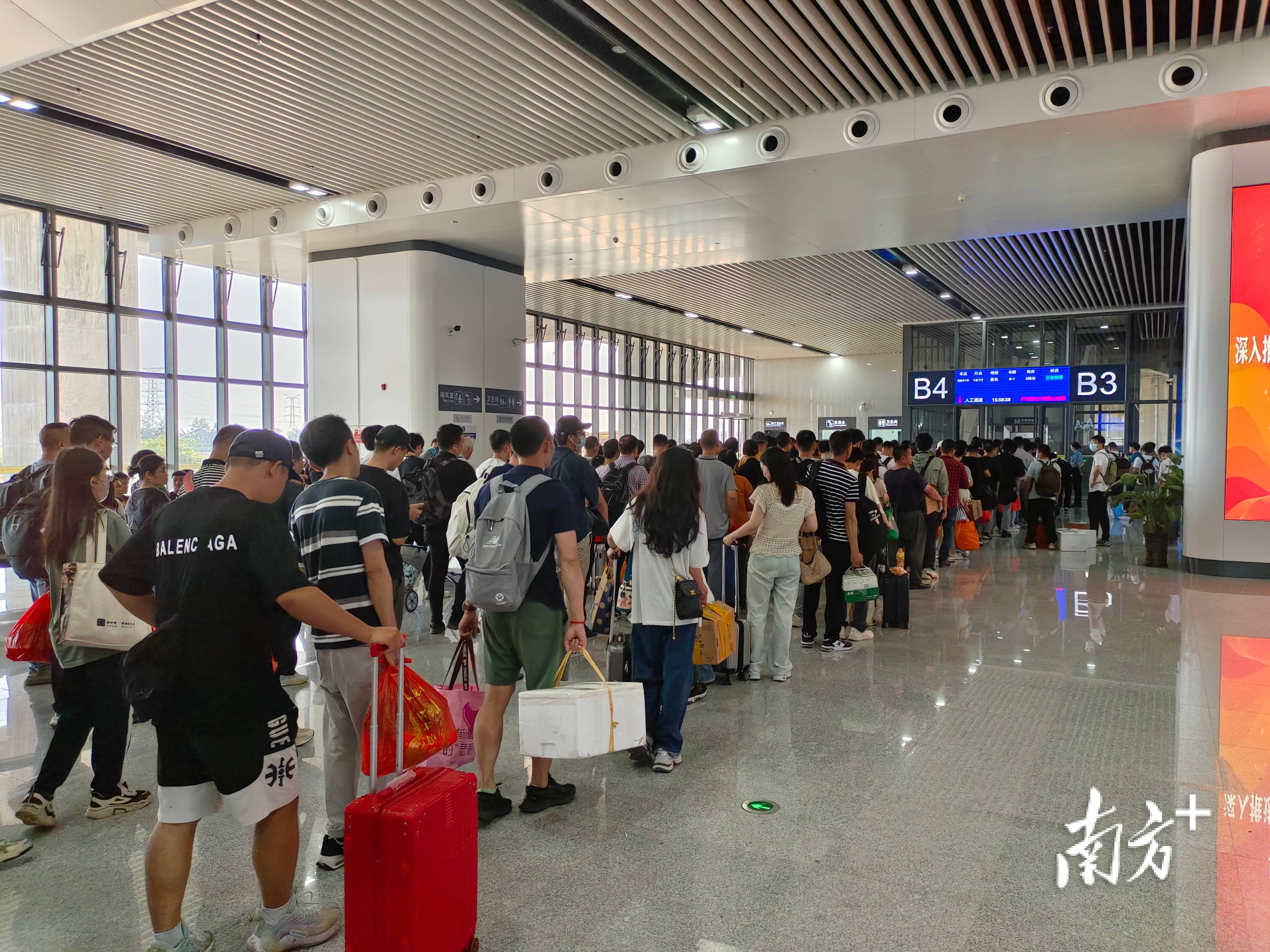 速看假期收尾汕头站下半夜开行3列红眼高铁