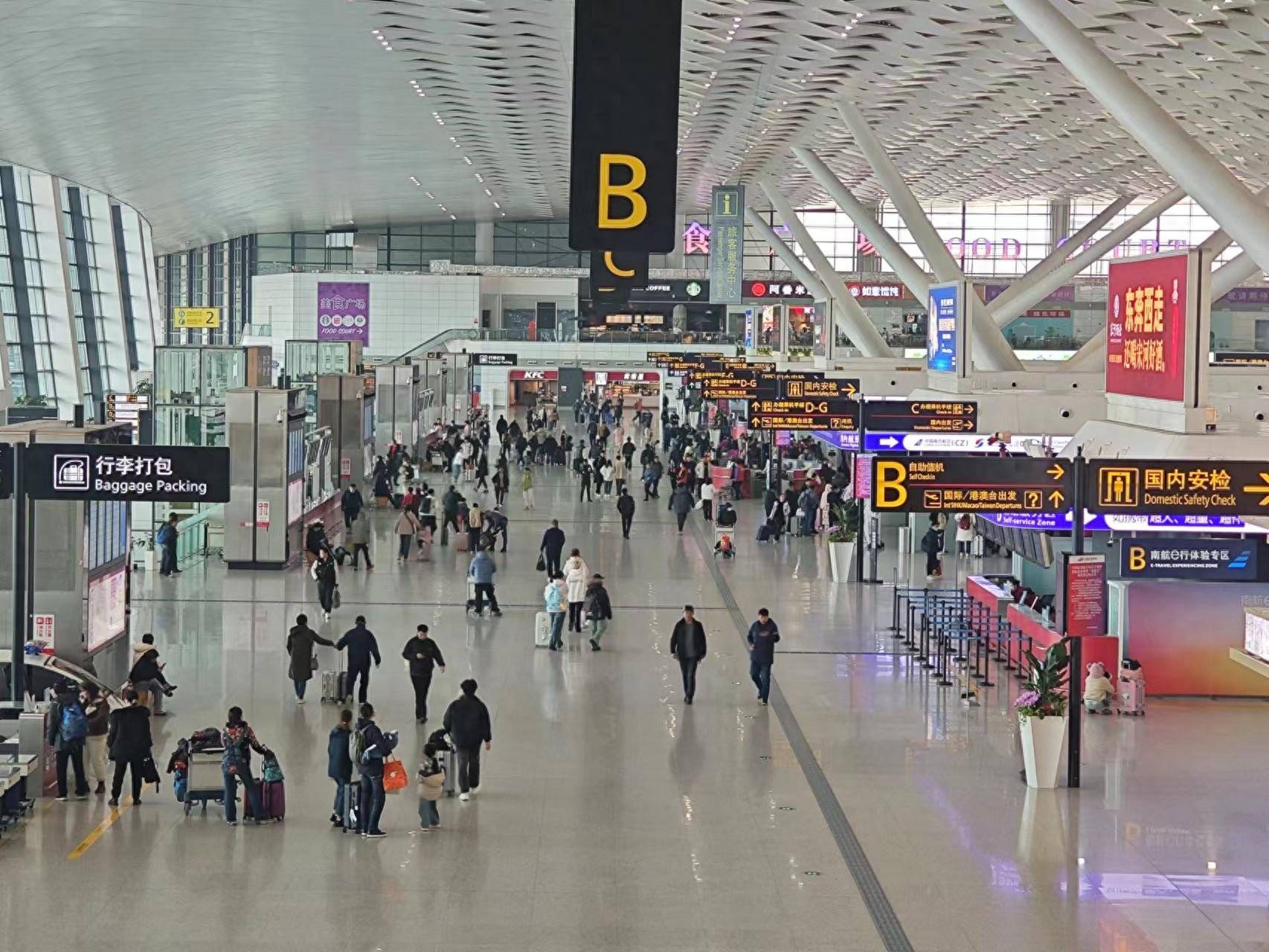 为保障节日期间旅客舒畅,愉快出行,郑州机场推出多项服务举措:通过