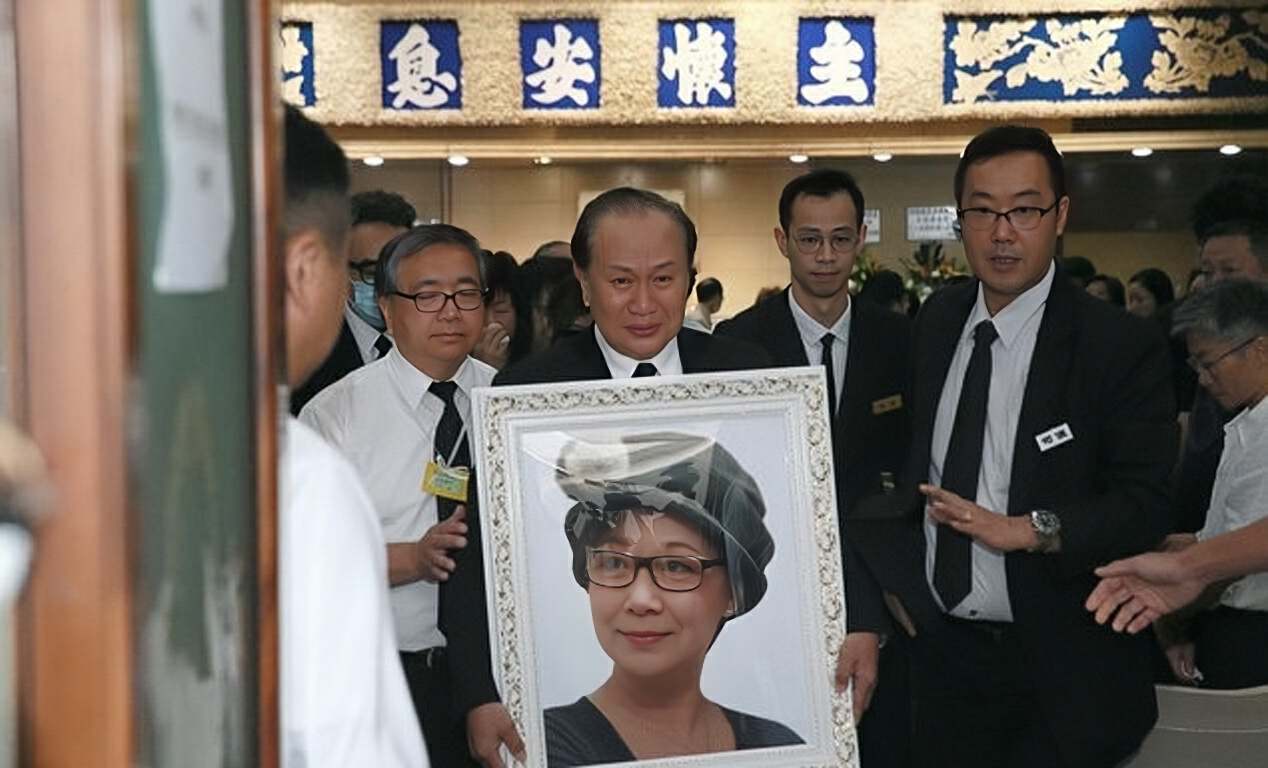 tvb老戏骨郭锋复出拍剧两鬓斑白显沧桑爱妻患癌离世深受打击