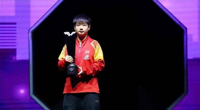 国乒回国队员现身机场陈梦盛世美颜曼昱低调龙队大佬范