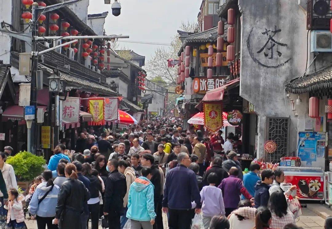 清明假期人潮涌动枫泾古镇迎来春节后第一波旅游高峰