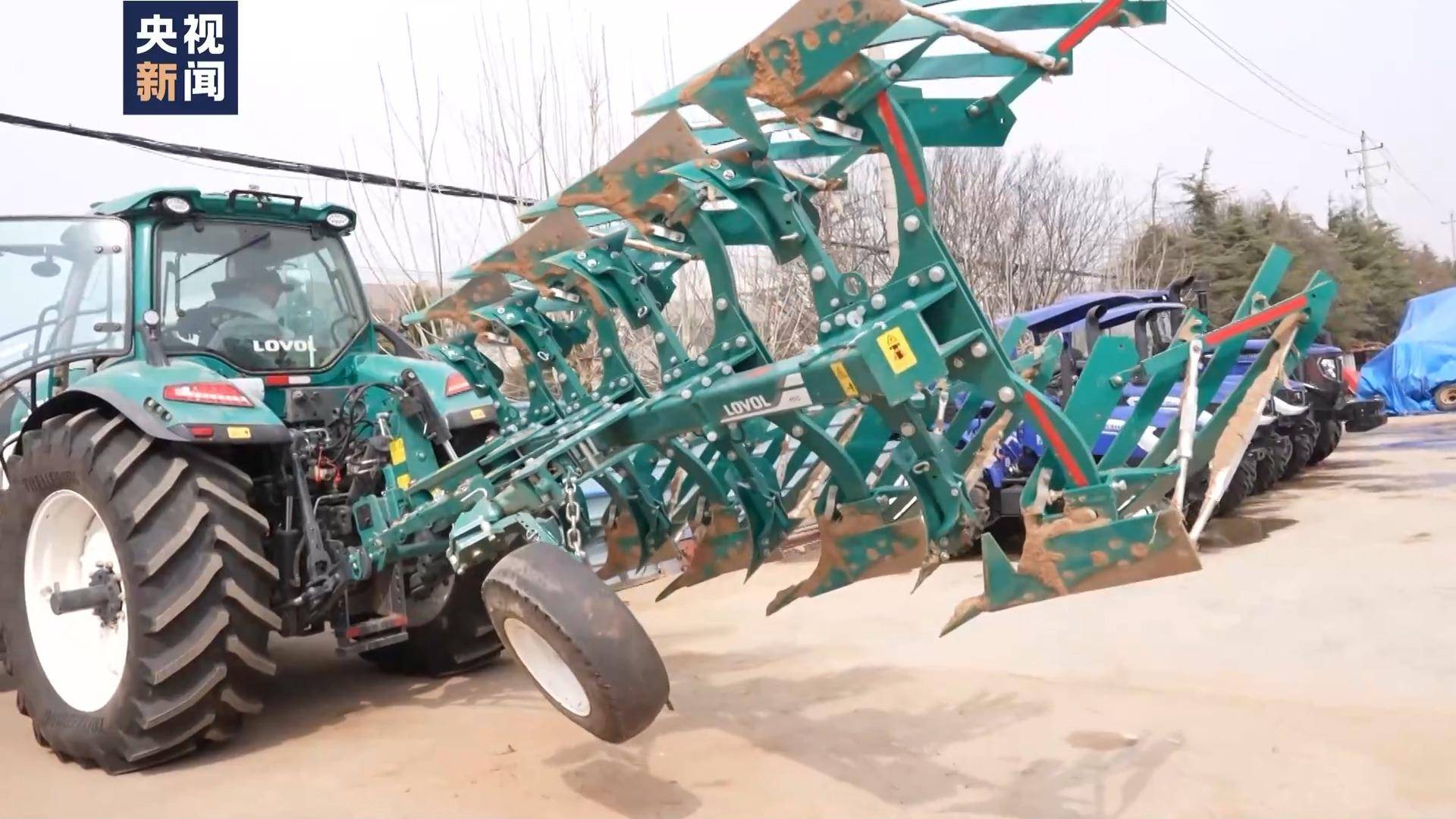 老旧农机更新提速助力春耕 农机装备有了新变化→_拖拉机_进行_山东