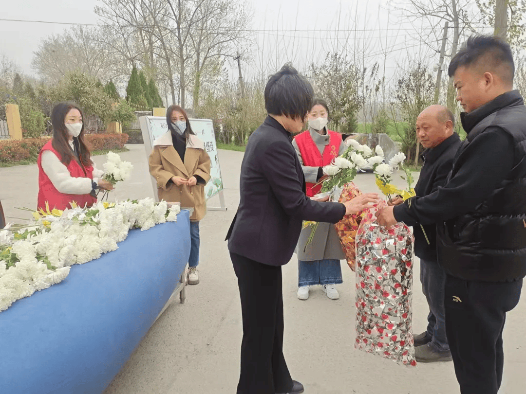 菏泽市鄄城县开展"鲜花换纸钱·文明寄哀思"文明实践活动_祭祀_群众