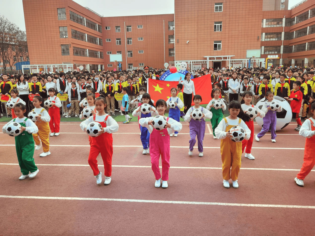 宝鸡高新第一小学校第十四届大爱教育体育节暨春季田径运动会开幕
