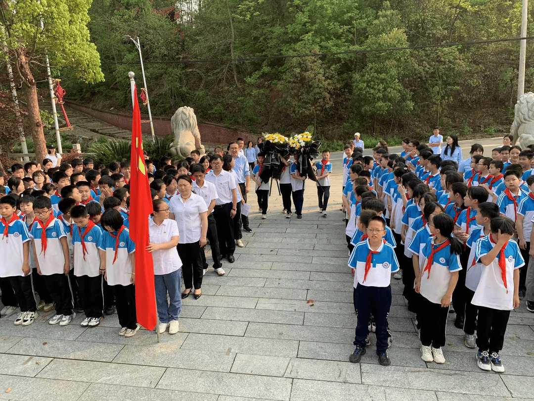 红色基因,凝聚奋进力量,衡阳县文昌实验学校4月2日早上进行了"铸魂