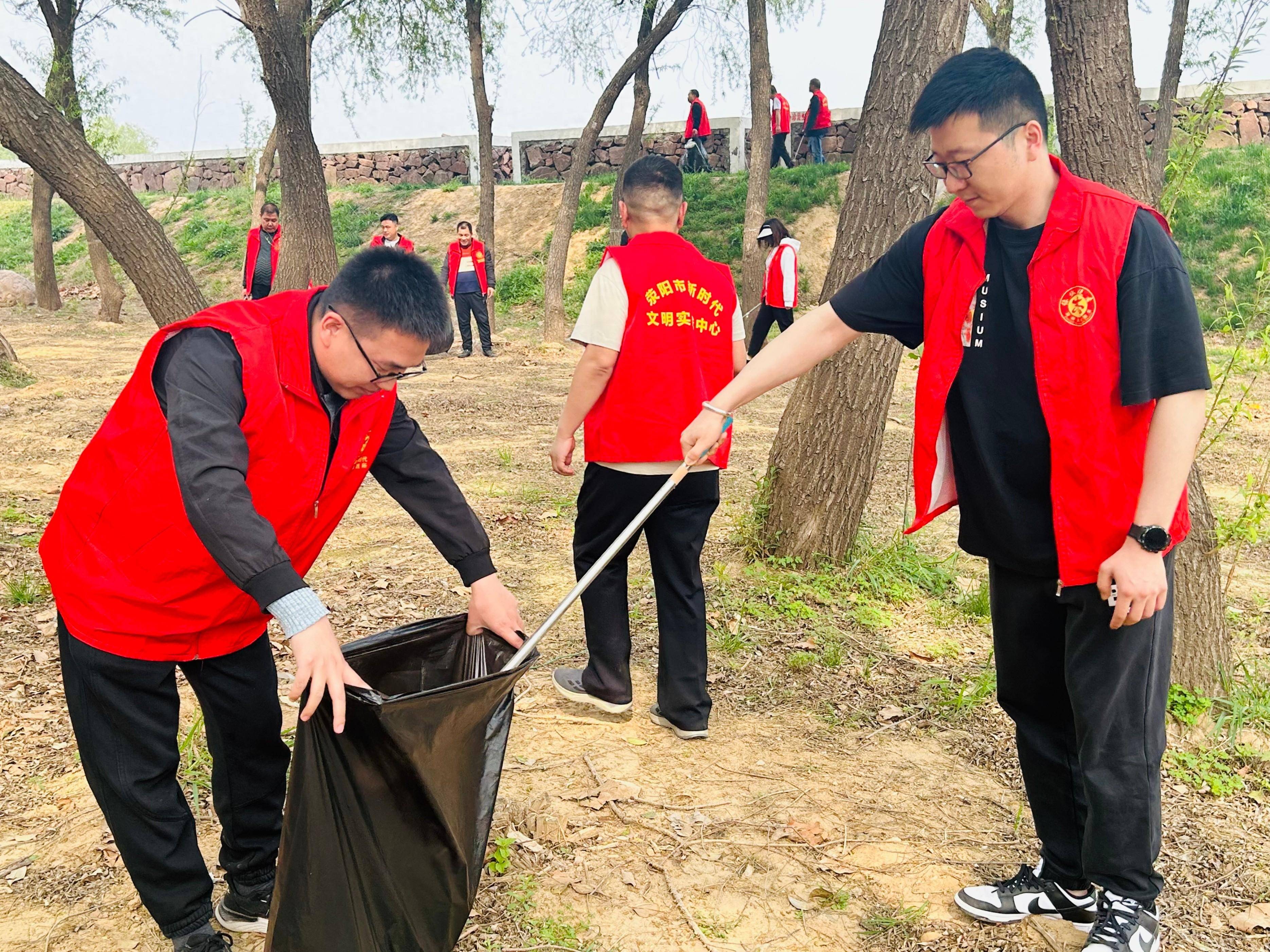 荥阳广武镇开展爱国卫生月"保护母亲河 我们在行动"志愿服务活动
